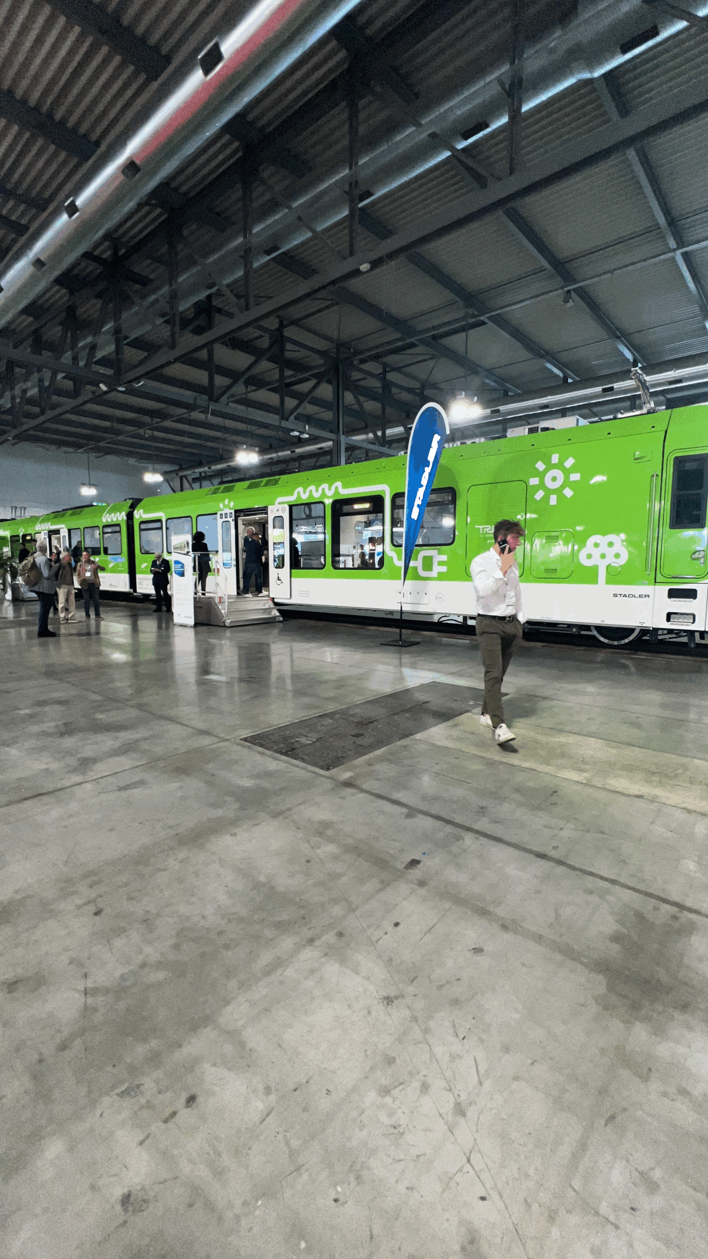 Foto panoramica della Fiera Milano Ferroviaria 2025 con logo Teknotel sovrapposto, oppure immagine dello staff Teknotel in visita agli stand.